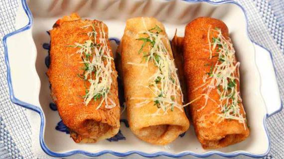Вкусные блинчики с овощной начинкой и сыром грюйер