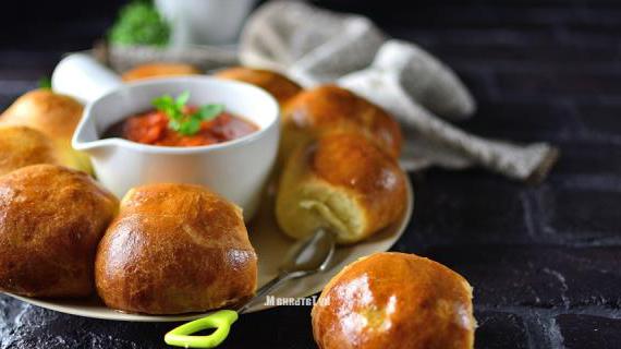 Вкусные булочки с мини-котлетками и соусом — идеальный ужин или перекус