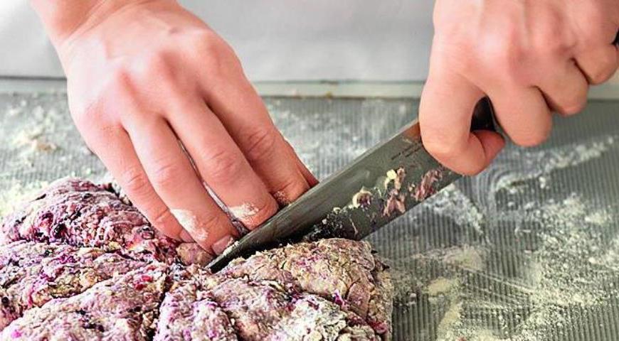 Выложите тесто на рабочую поверхность, присыпанную мукой, и слегка промесите его руками. Сформируйте круг диаметром примерно 16–19 см и разделите его на 8 равных треугольников.