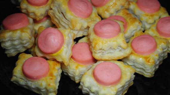 Вкусные и хрустящие 'Кнопочки' из слоеного теста с сосисками — идеальная закуска для пикника