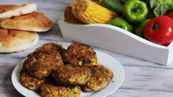 Вкусные и нежные котлеты из кукурузной крупы с брокколи