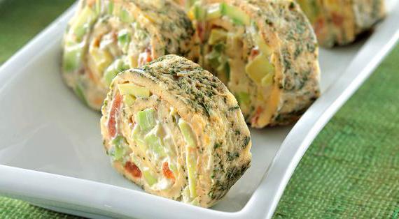 Вкусные и питательные роллы из омлета с овощами и сыром