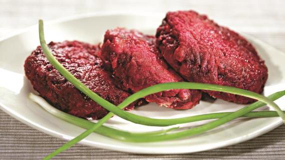 Вкусные и сочные свекольные котлеты с изюмом: простой рецепт