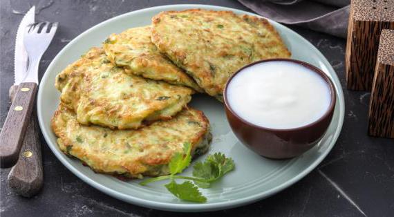 Ароматные кабачковые оладушки с чесноком и зеленью