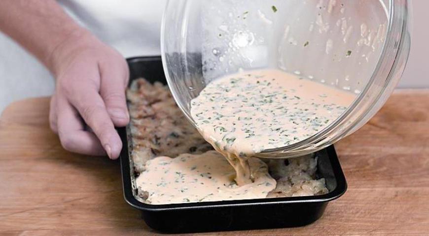 Залейте приготовленной смесью картофель с грибами и аккуратно перемешайте. Отправьте форму в разогретую до 175 °C духовку и запекайте до золотисто-коричневой корочки. Яичная заливка должна полностью пропечься. Готовое блюдо нарежьте на квадратики и подавайте как теплым, так и холодным.