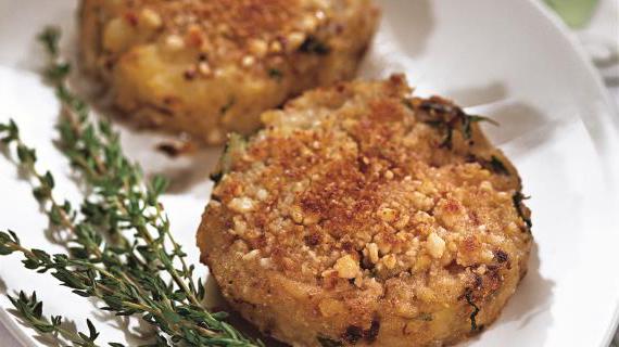 Вкусные котлеты из копченой скумбрии с картофельным пюре и арахисом