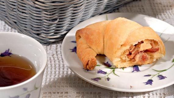 Вкусные круассаны с сырокопченой грудинкой и ароматным луком