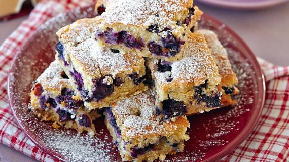 Вкусные квадратики с черникой для семейного завтрака