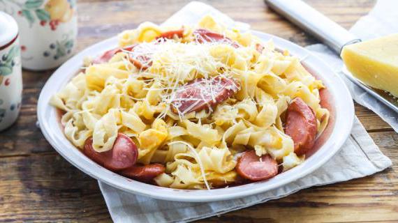 Вкусные макароны с сосисками и сыром для быстрого ужина