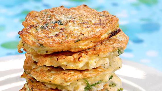 Нежные и ароматные оладьи из молодых кабачков с чесноком и зеленью