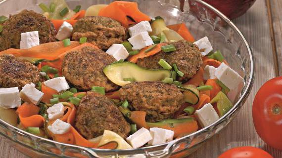 Ароматные оладушки из зеленого горошка с овощами и фетой: рецепты для семейного ужина
