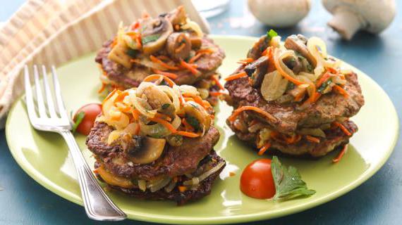 Вкусные печеночные оладьи с грибной начинкой и овощами