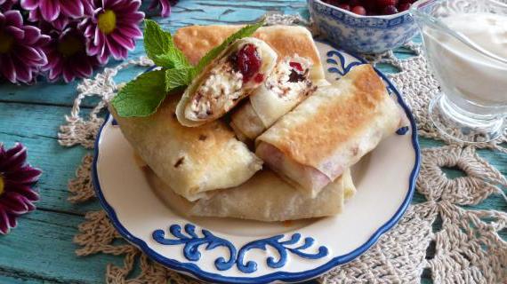 Вкусные пирожки из лаваша с творогом, клюквой и шоколадом — идеальное угощение для любого случая