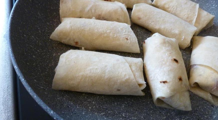 На хорошо разогретой сковороде с растительным маслом обжариваем пирожки до красивой золотистой корочки с обеих сторон.