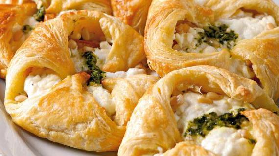 Вкусные пирожки из слоеного теста с козьим сыром и песто