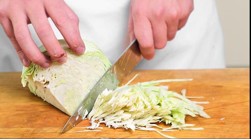 Нашинкуйте капусту очень тонко, затем порубите ее на короткие кусочки. Посолите и аккуратно потрите руками, чтобы выделить лишнюю жидкость. Переложите в сотейник, добавьте сливки и томите на медленном огне, пока не выпарится вся влага. Остудите.