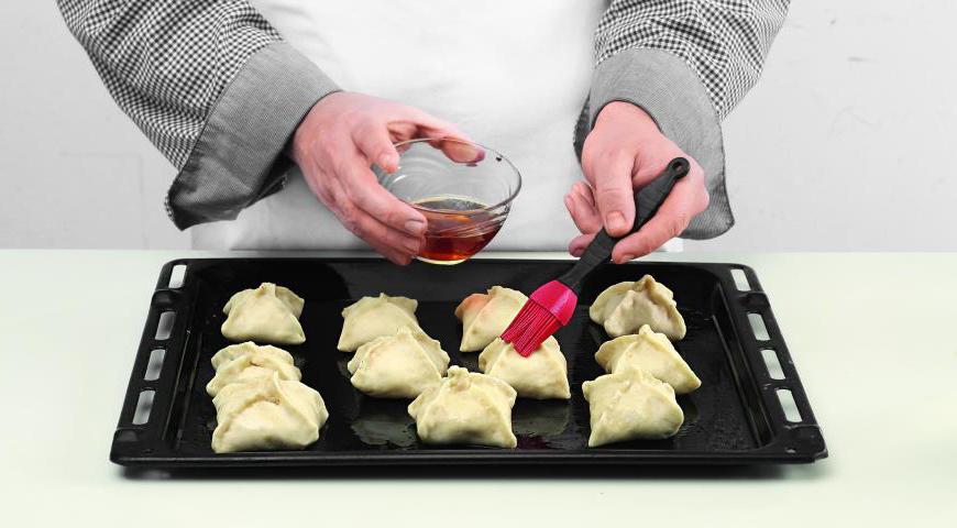 С помощью кулинарной кисточки смажьте пирожки чайным настоем. Поставьте в духовку и выпекайте примерно 16 минут. Подавайте теплыми или остывшими.