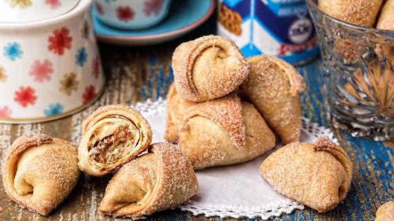 Вкусные рогалики с варёной сгущёнкой — идеальная выпечка к чаю