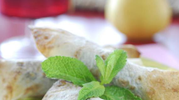 Вкусные рулетики из лаваша с грушами и шоколадной начинкой