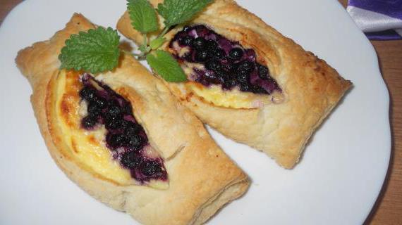 Вкусные слойки с черникой и творогом — быстрая выпечка к празднику
