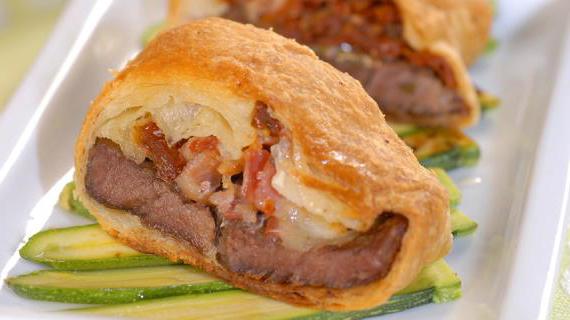 Вкусные слойки с говяжьей вырезкой и ароматными добавками