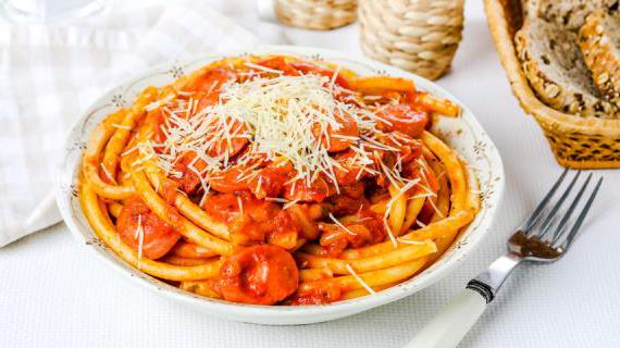 Вкусные спагетти с сосисками в домашнем томатном соусе