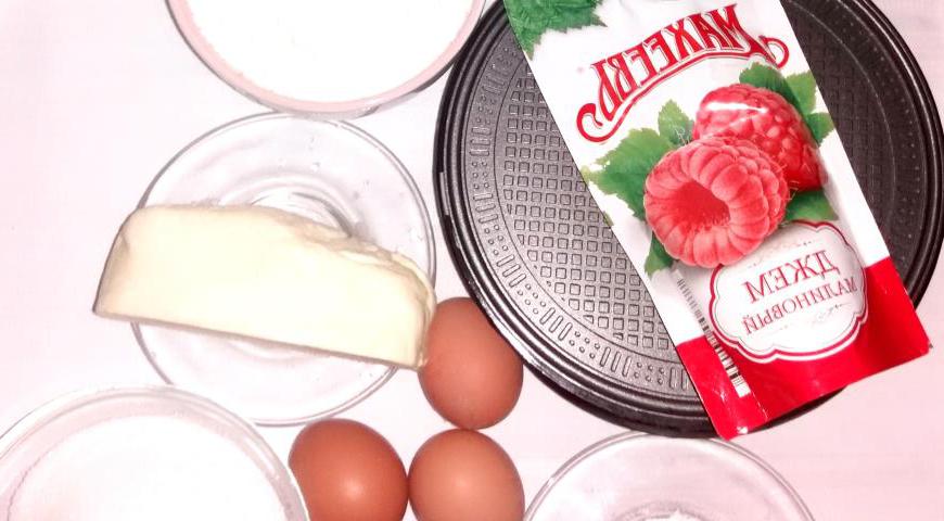 Подготовьте все необходимые продукты. Проверьте, чтобы сливочное масло было мягким, но не растопленным.
