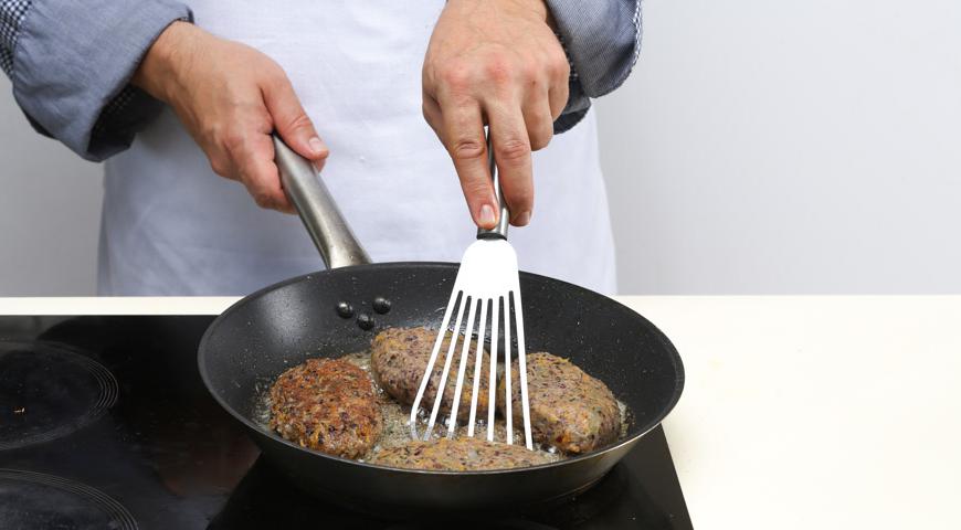 Из получившегося фарша мокрыми руками сформируйте котлеты. Разогрейте в сковороде растительное масло, и обжарьте котлеты из фасоли с двух сторон до золотистого цвета. Переложите в блюдо, посыпьте зеленью и подавайте к столу.