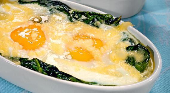 Вкусные запеченные яйца с шпинатом и ароматным сыром