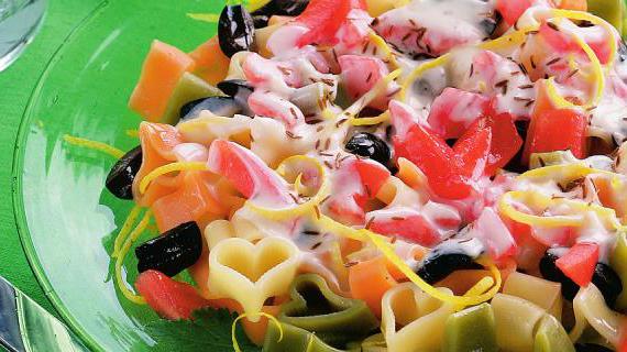 Вкусный ближневосточный салат с хумусом и маслинами для здорового питания