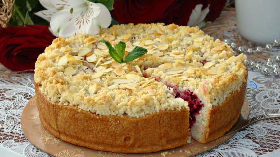 Вкусный брусничный пирог с хрустящей крошкой — домашний рецепт