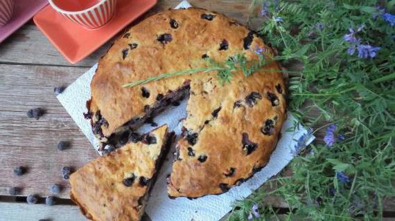 Вкусный черничный пирог с ароматной корицей