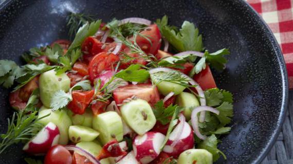 Вкусный деревенский салат с семенами льна для всей семьи