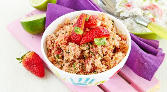 Вкусный десерт из киноа с клубникой и апельсином