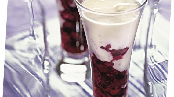 Вкусный десерт с ежевикой и медовым кремом