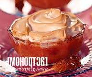 Вкусный десерт с ревенем и воздушными меренгами