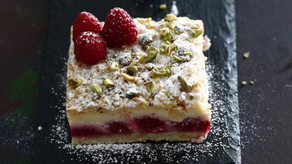 Вкусный домашний пирог с творожной начинкой и малиновой прослойкой