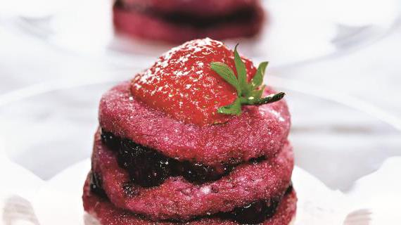 Вкусный ежевичный пудинг с ягодами и ароматным хлебом