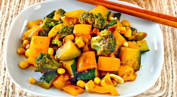 Вкусный и полезный овощной стир-фрай с брокколи, цукини и кукурузой