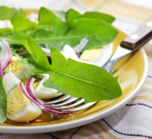 Вкусный и полезный салат из молодых листьев одуванчика на весеннем столе