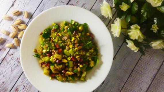 Вкусный и полезный салат с киноа, гранатом и фисташками