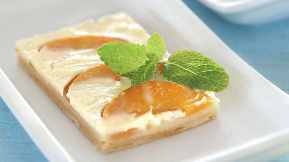 Вкусный и простой пирог с персиками и йогуртом – идеальный десерт за полчаса