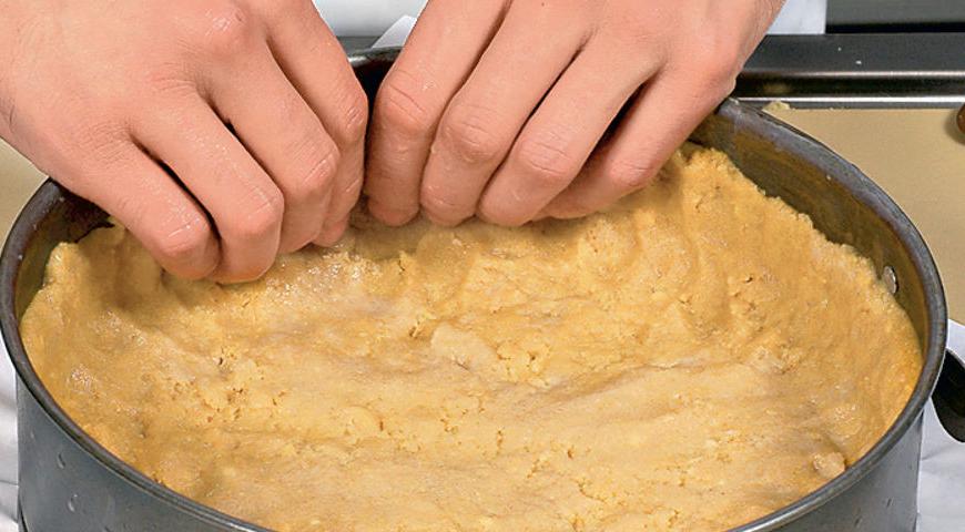 Разогрейте духовку до 185 °С. Распределите смесь для коржа по форме, уберите ее на 20 минут в холодильник, а затем запекайте в течение 12 минут.