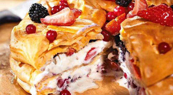 Вкусный ягодный торт на основе заварного теста с ароматным кремом и свежими ягодами