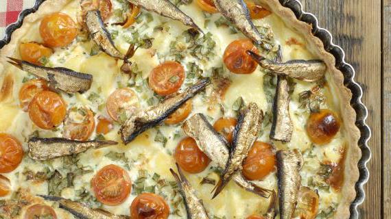Вкусный киш с шпротами, картофелем и помидорами черри
