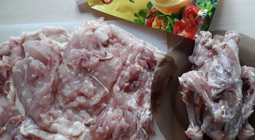 Удалите у курицы крылья. Аккуратно отделите мясо от костей, сохраняя целостность кожицы. Начните процедуру со спинки птицы.