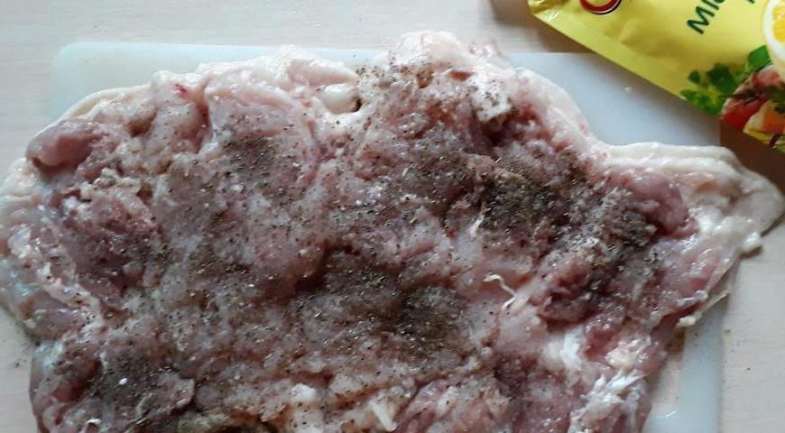 Отделённое мясо слегка отбейте, посолите и приправьте молотым перцем по вкусу.