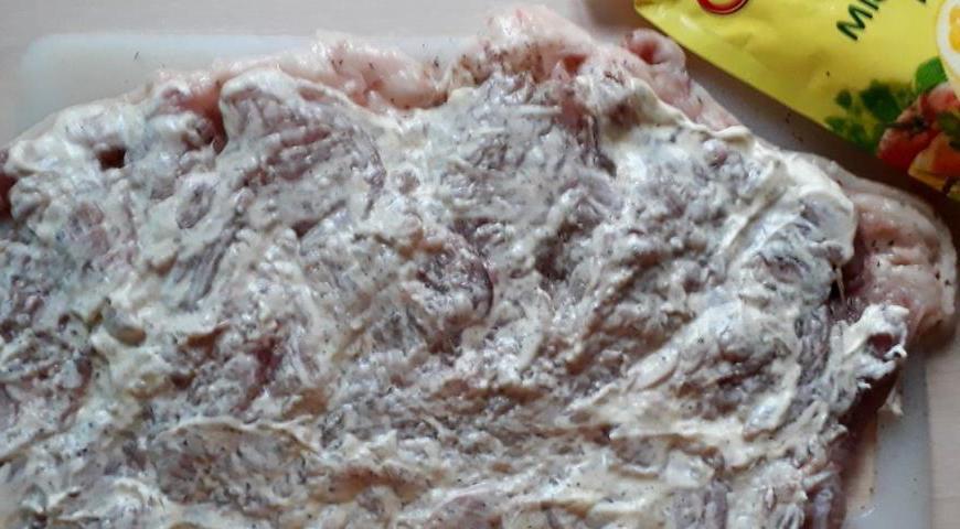 Выдавите сок половины лимона на мясо и смажьте его майонезом (лучше использовать фирменный майонез Махеев).
