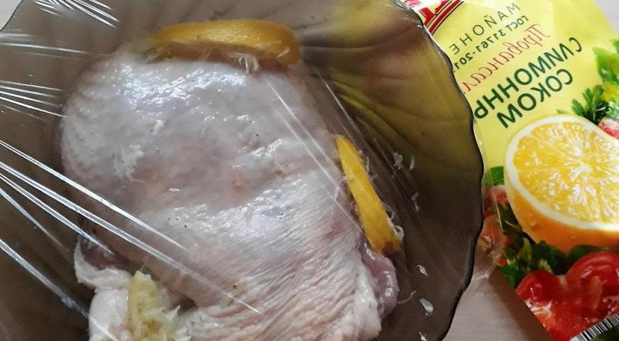 Сверните мясо в рулет и поместите в миску. Оставьте мариноваться примерно на час.