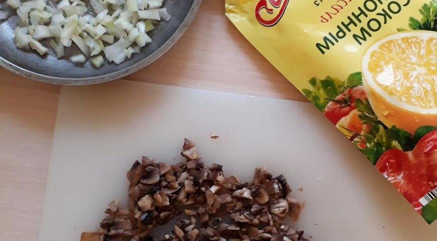 Пока мясо маринуется, подготовьте начинку: мелко нарежьте лук, грибы порежьте небольшими кусочками и обжарьте их на сковороде до золотистого цвета. Отварите яйца до готовности.